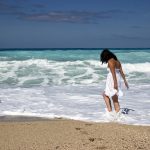 Caminhar descalço na praia acalma a mente e melhora a saúde
