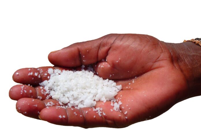 Tome um banho com sal grosso para afastar más energias e melhorar a saúde