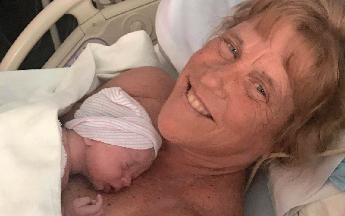 Mãe milagrosa: Ter um bebê aos 57 salvou minha vida