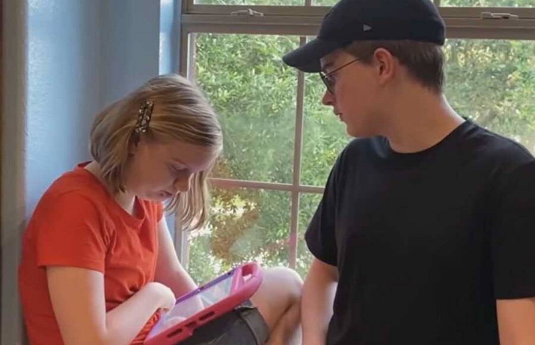 Adolescente cria aplicativo para que a irmã não verbal possa se comunicar