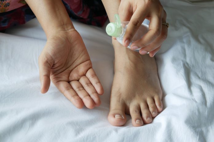 Como despertar a pele de bebê que há em seus pés