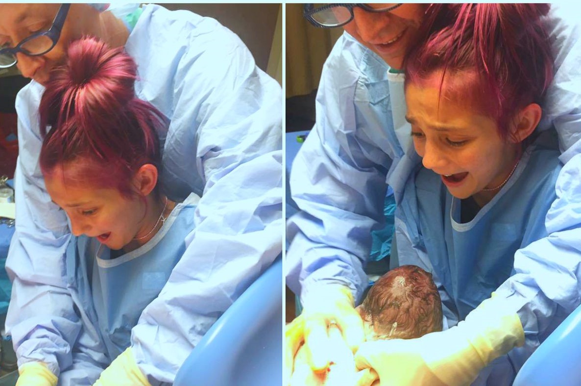 Fotos incríveis mostram menina de 12 anos ajudando os médicos a fazer o parto do irmão