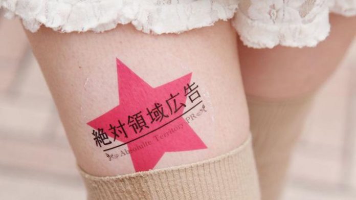 Mulheres japonesas usam as coxas para anunciar produtos